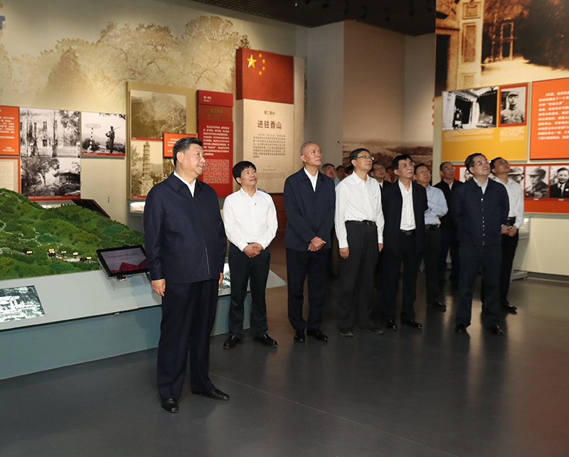 9月12日，中共中央總書記、國家主席、中央軍委主席習近平視察中共中央北京香山革命紀念地。這是習近平在香山革命紀念館參觀《為新中國奠基》主題展覽。